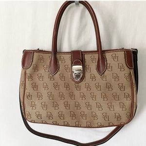 EUC Dooney & Bourke Signature handbag/crossbody